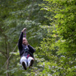 jeune homme sur tyrolienne