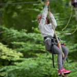 jeune fille faisant une liane accrobranche comme Jane