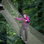 jeune fille dans un pont de filet