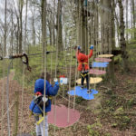 jeunes garçons sur parcours accrobranche