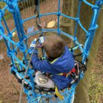 petits garçon descendant une cheminée de corde