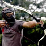 jeune homme jouant archery tag