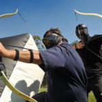 Deux jeunes homme à l'archery tag