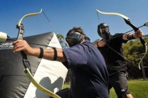 Deux jeunes homme à l'archery tag