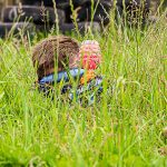 gelly tag enfant, joueur allongé dans les herbes hautes