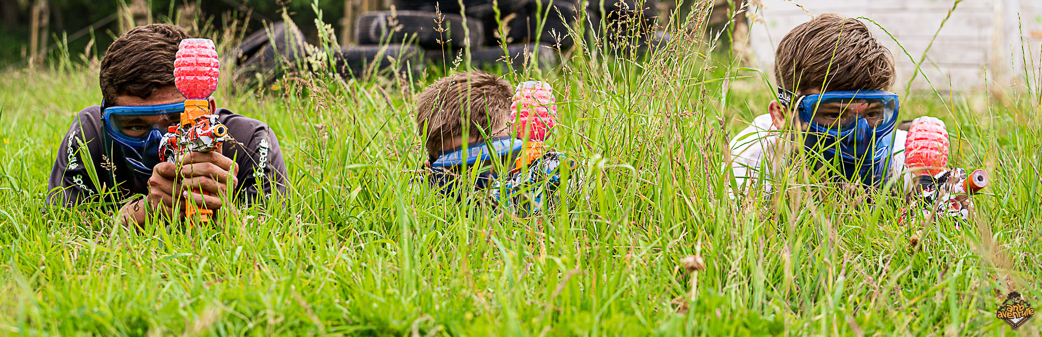 gelly tag enfant, joueur allongé dans les herbes hautes
