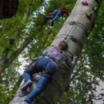 jeune femme grimpant à l'escalad'arbre