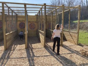 Jeune femme au lancer de hache à Dieppe