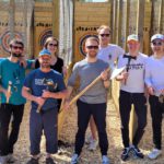 équipe de jeunes hommes au lancer de hache