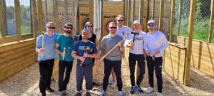 équipe de jeunes hommes au lancer de hache