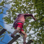 passerelle planche dans la canopée amenant au quick jump