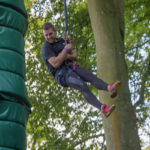 jeune homme sautant au quick jump