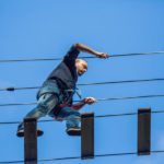 accrobranche homme traversant une passerelle suspendue