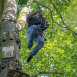 jeune homme sautant au quick jump