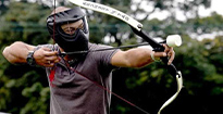 jeune homme jouant à l'archery tag