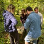équipe jouant à l'escape game extérieur