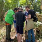 équipe jouant à l'escape game extérieur