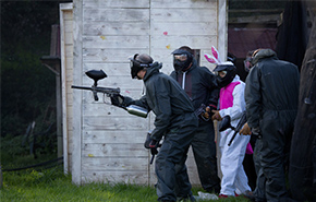 joueurs de paint ball déguisés en lapin et en embuscade