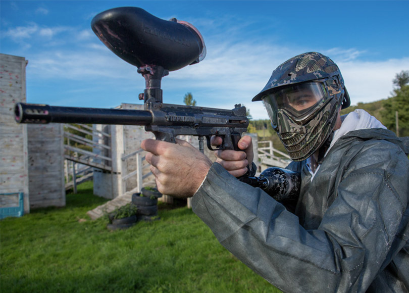 joueur de paint ball en trein de viser