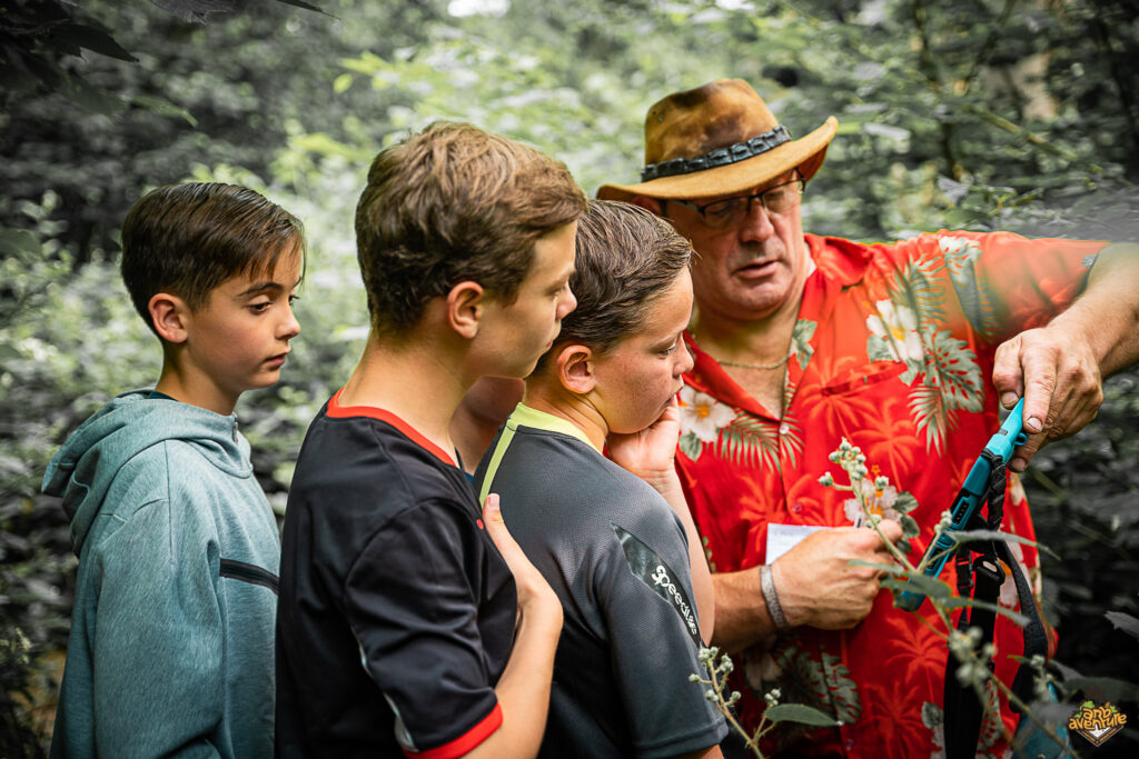 famille jouant à l'escape game extérieur