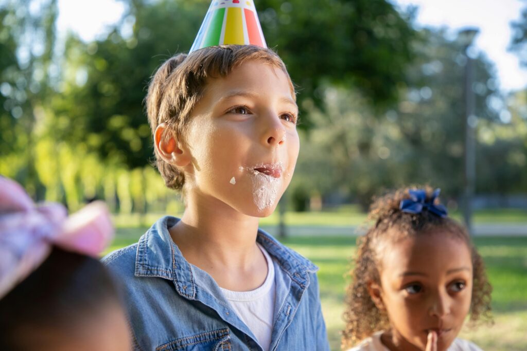 garçon qui fête son anniversaire