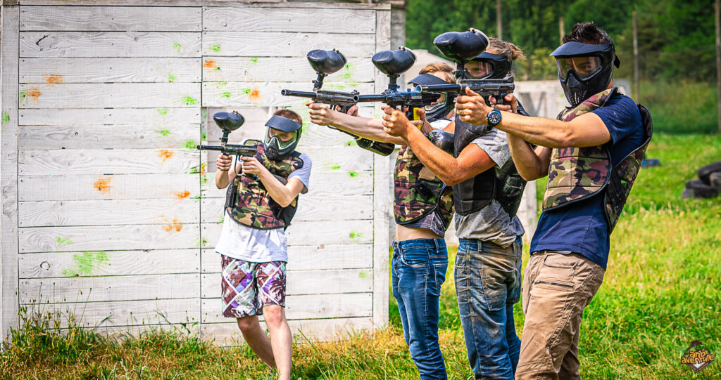 Groupe de jeune jouant au paint ball